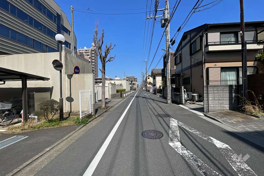 敷地東側の前面道路（南側から）