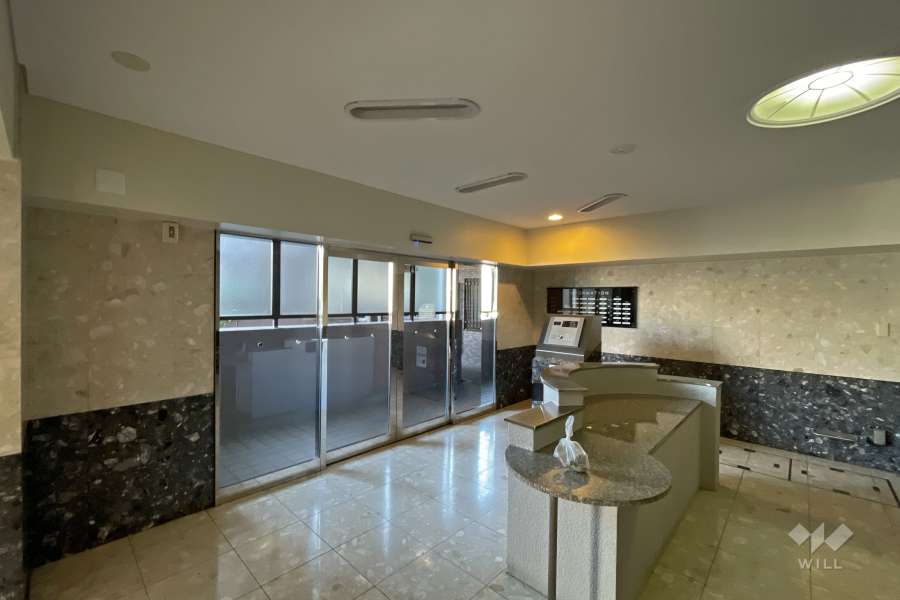 エントランスはオートロック付きです。