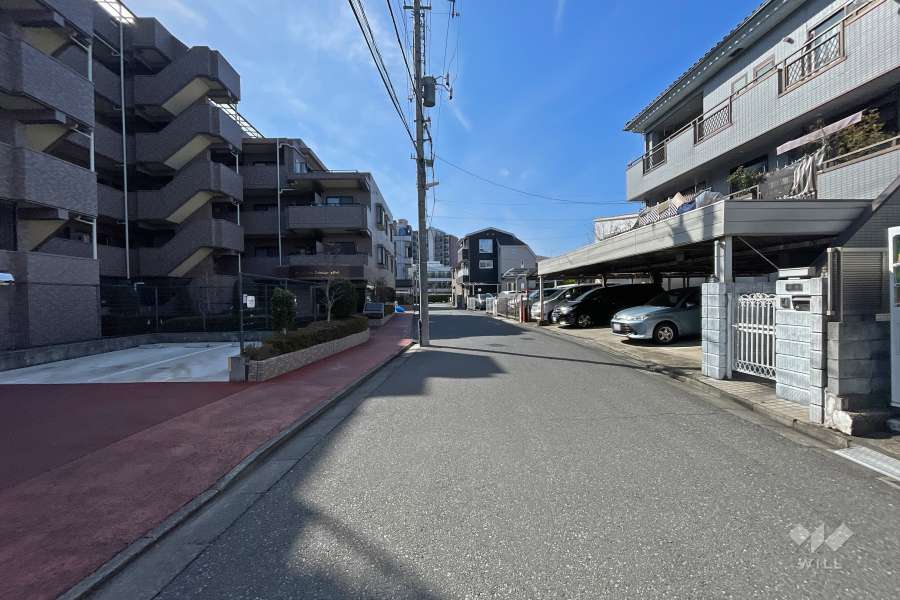 敷地北側の前面道路（東側から）