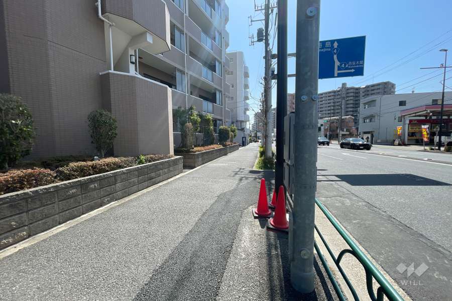敷地北西側の前面道路（北東側から）