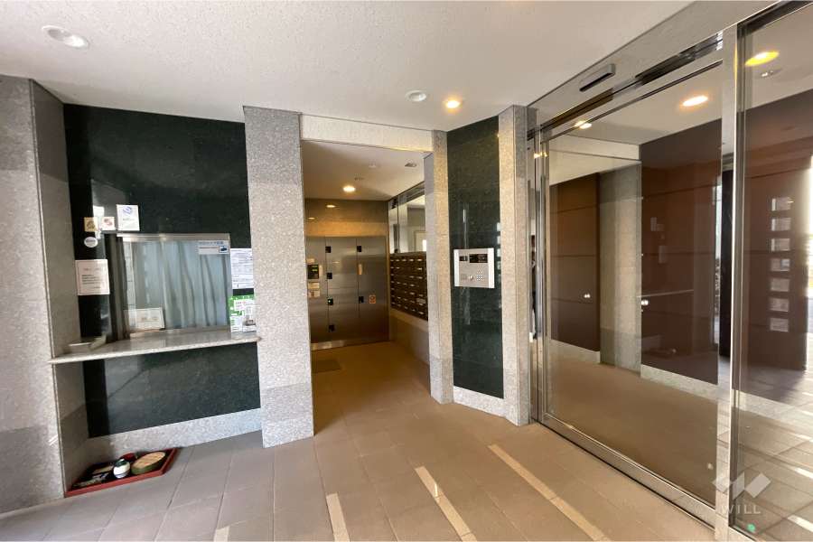 エントランスはオートロック付きです。