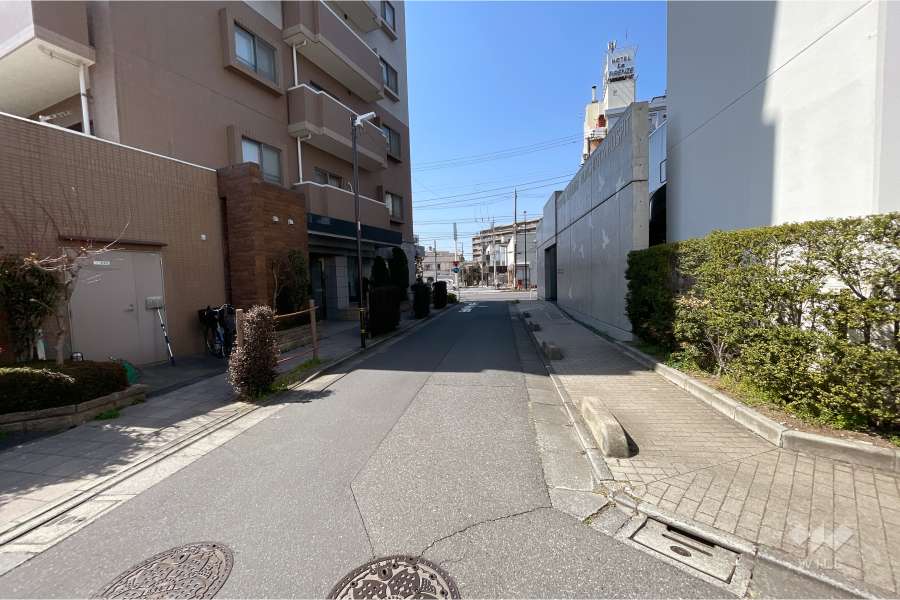 敷地北東側の前面道路（南東側から）