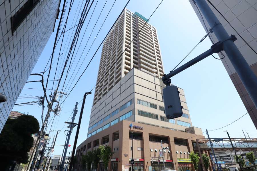 アトラスタワー北千住の外観（南西側から）　