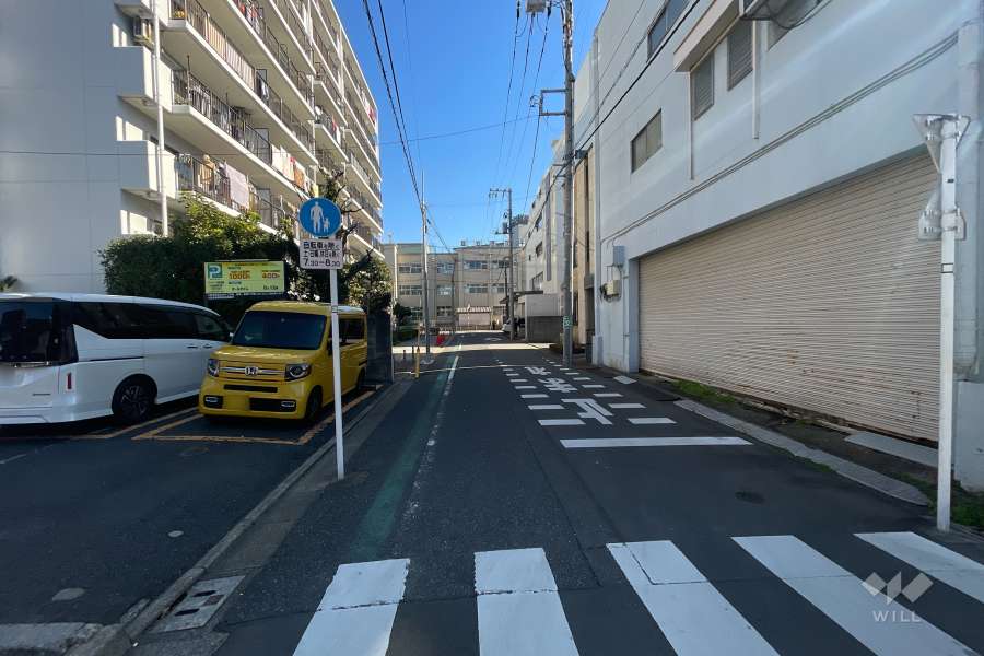 敷地南側の前面道路（西側から）