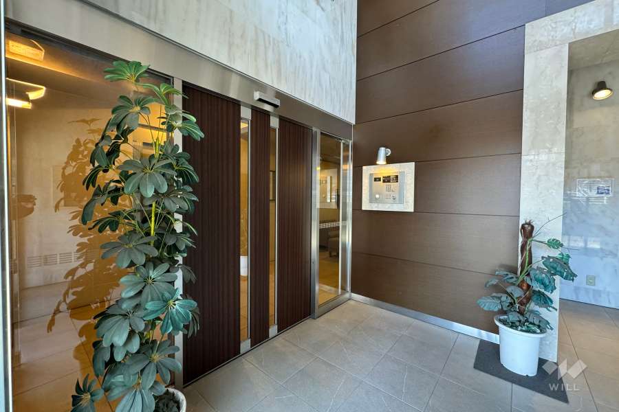 エントランスはオートロック付きです。