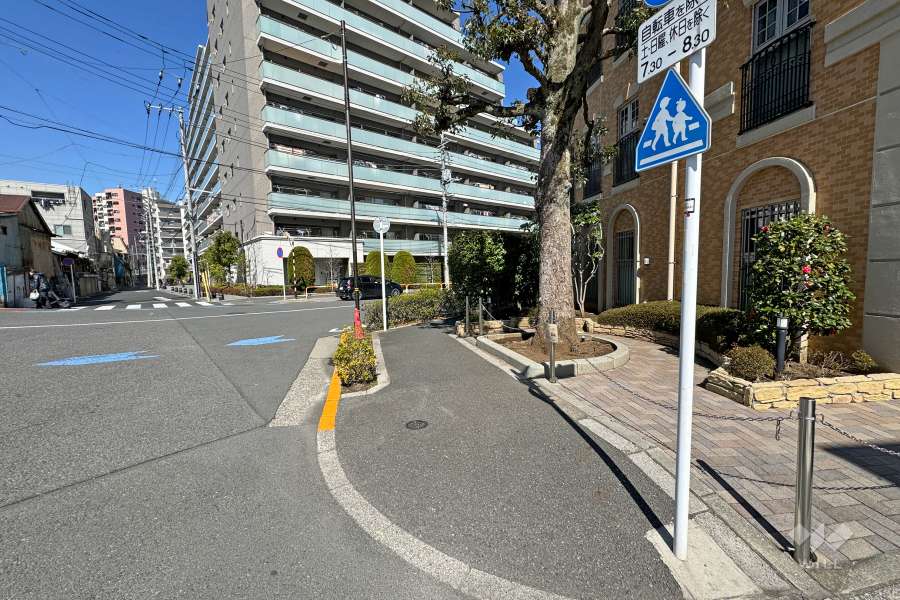 敷地南側の前面道路（東側から）