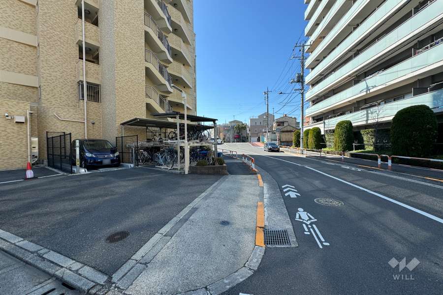 敷地北西側の前面道路（北東側から）