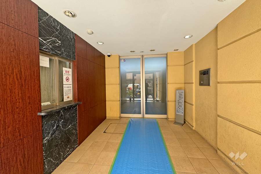 エントランスはオートロック付きです。