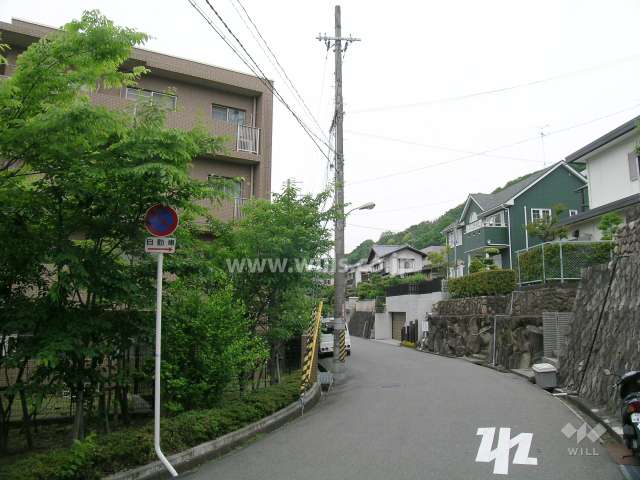 周辺は五月山に近い緑豊かな住宅地