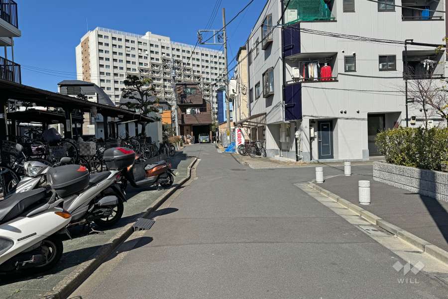 敷地北東側の前面道路（北西側から）