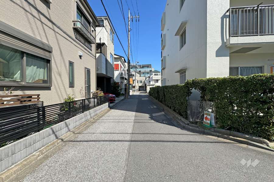 敷地北西側の前面道路（南西側から）