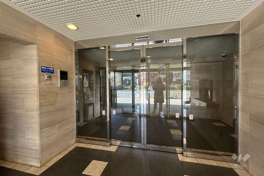 エントランスはオートロック付きです。