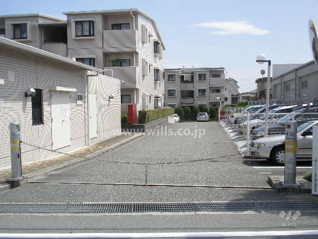 駐車場入り口はロボットゲート付きです。
