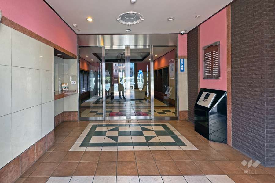 エントランスはオートロック付です。