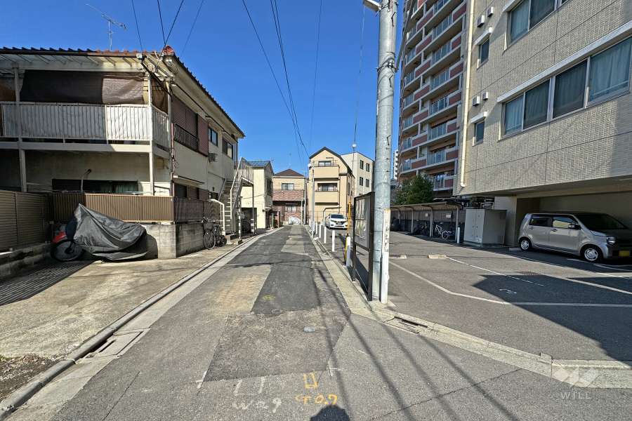 敷地西側の前面道路