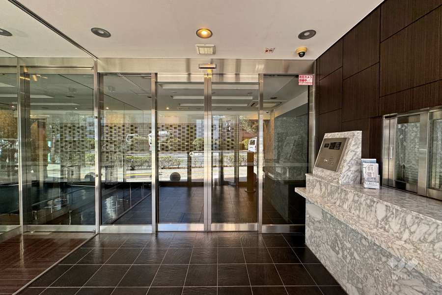 エントランスはオートロック付きです。