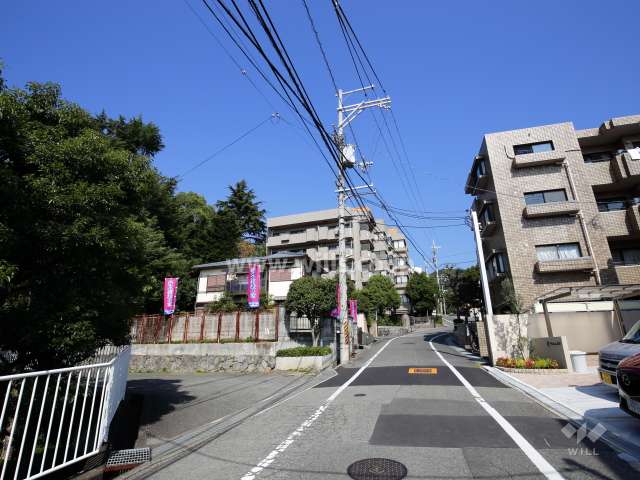 敷地東側の前面道路。周辺は南斜面地の高台の住宅地です。