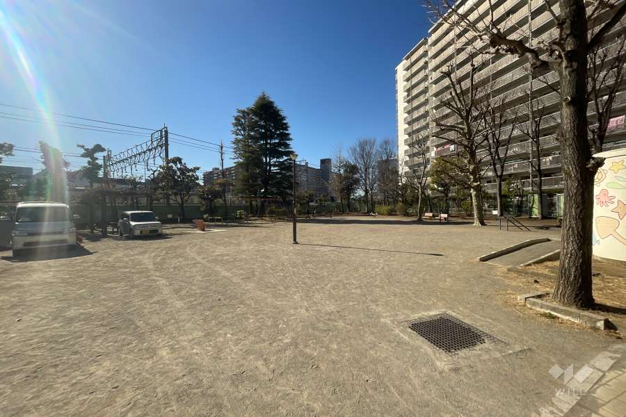敷地に隣接する足立区立千住東町公園
