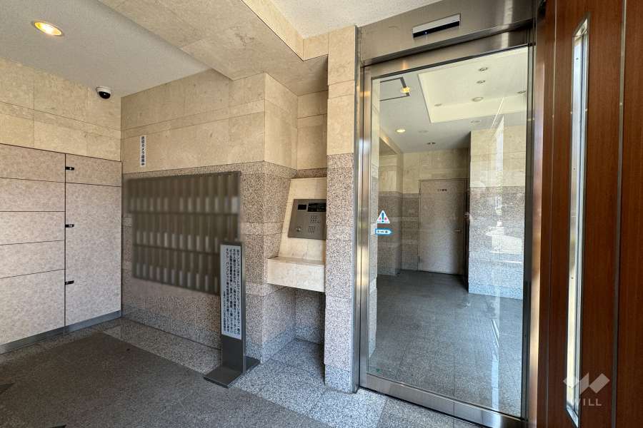 エントランスはオートロック付きです。