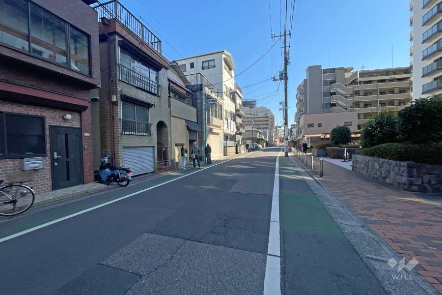 敷地北東側の前面道路（北西側から）