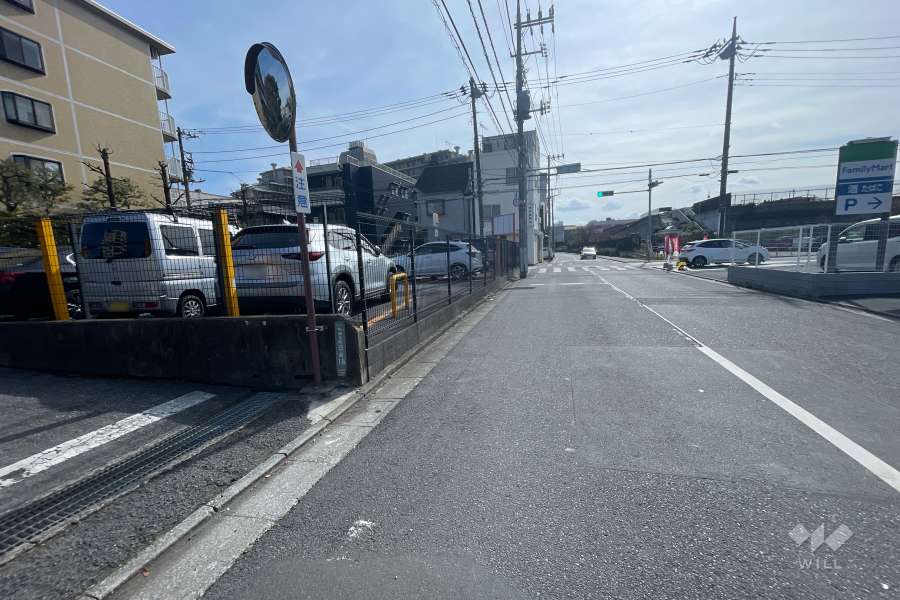 敷地西側の前面道路（北側から）