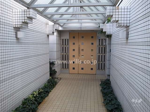 エントランスはオートロック付きです。