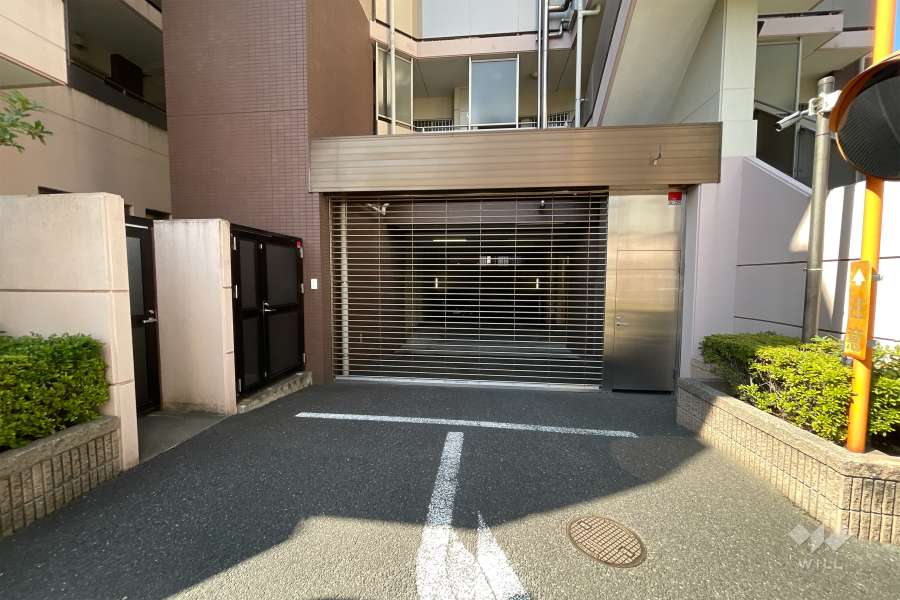 敷地内駐車場（屋内平面式）の出入り口（リングシャッター付き）