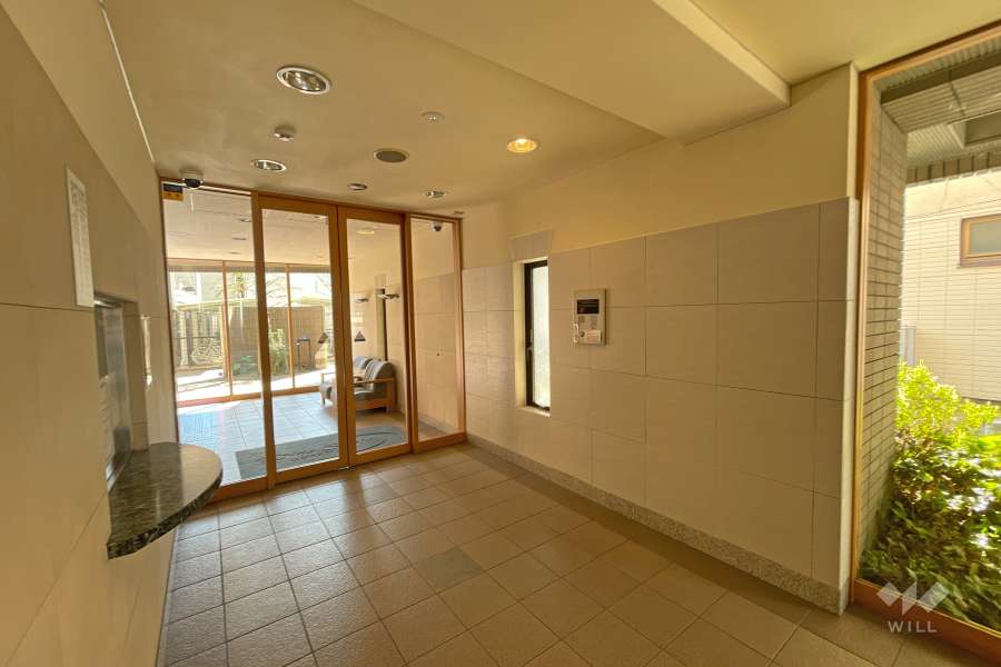 エントランスはオートロック付きです。