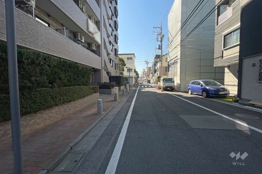敷地西側の前面道路