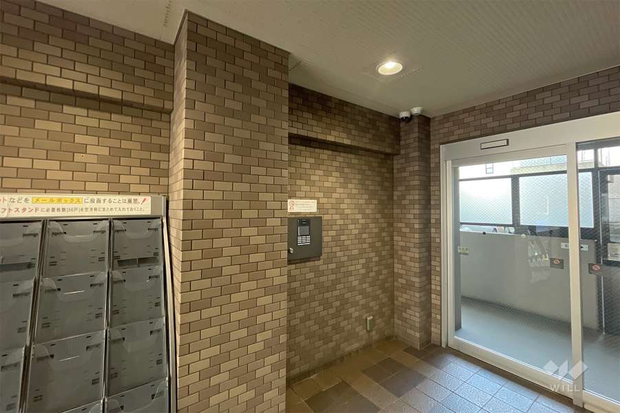 エントランスはオートロック付きです。