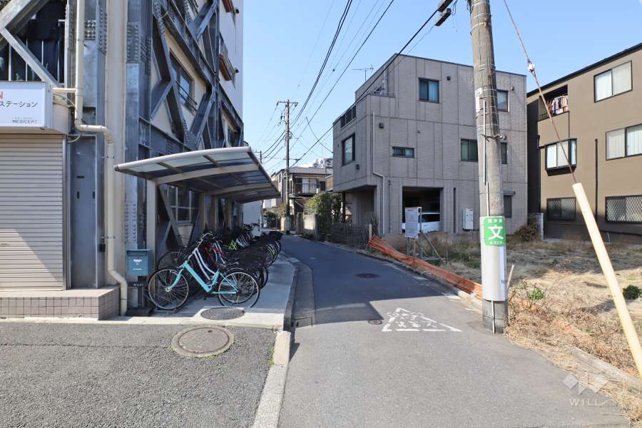 敷地北側の前面道路（東側から）