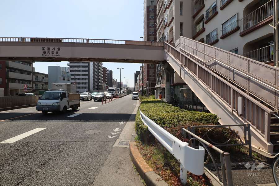 敷地東側の前面道路（北側から）