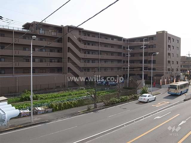 敷地西側は4車線のバス通りに面しています。