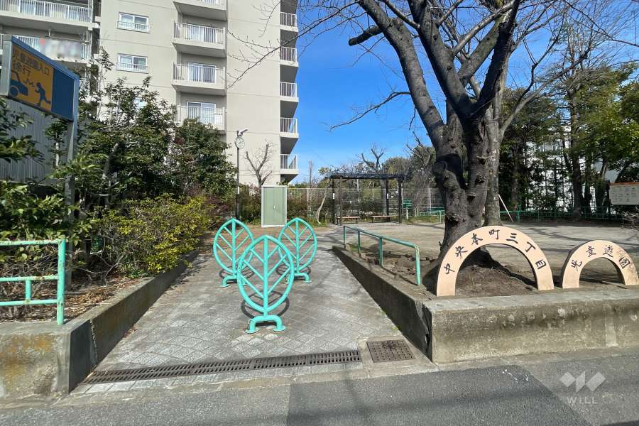 敷地に隣接する足立区立中央本町三丁目児童遊園
