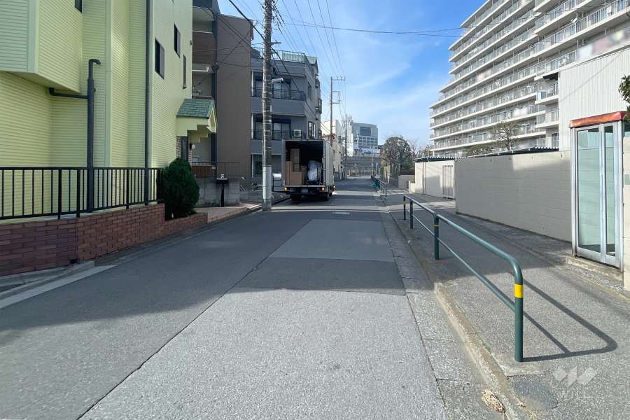 敷地南側の前面道路
