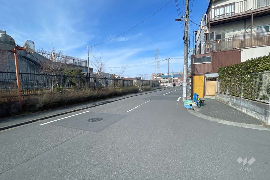 敷地西側の前面道路