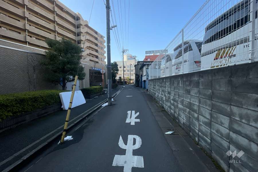 敷地の北側前面道路（東側から）