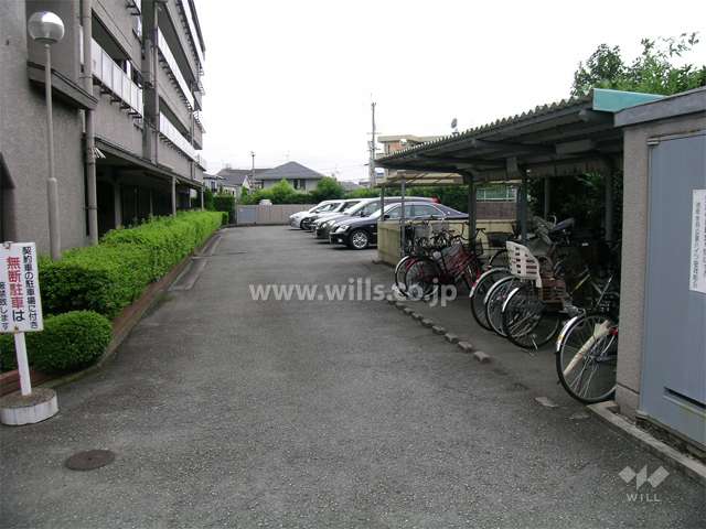 駐輪場と駐車場