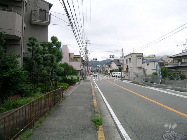 敷地東側のバス通り