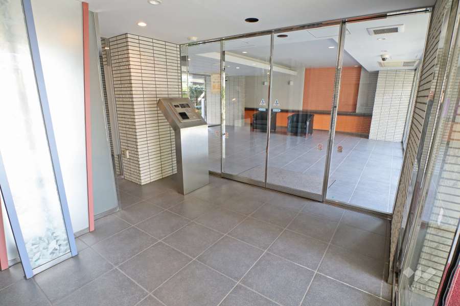 エントランスはオートロック付きです。