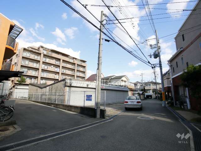 周辺はマンションと一戸建てが混在する静かな住宅地です。