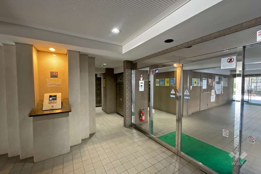 エントランスはオートロック付きです。