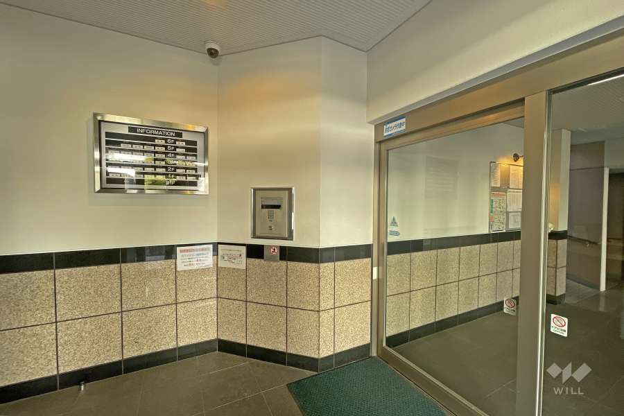 エントランスはオートロック付きです。