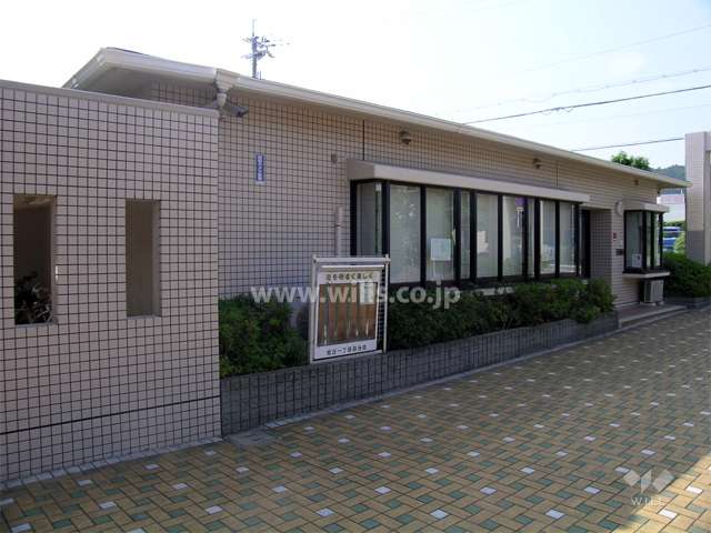 管理棟。管理人と集会室があります。