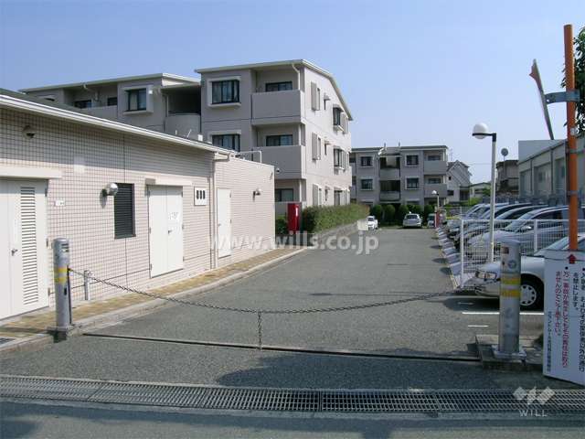 敷地内駐車場の入り口はロボットゲート付きです。