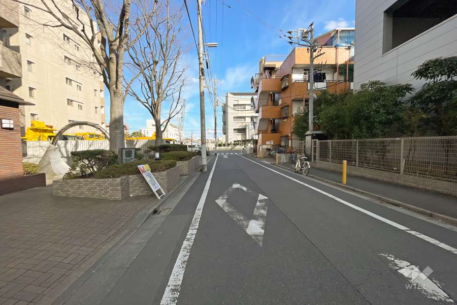 敷地の南側前面道路（西側から）