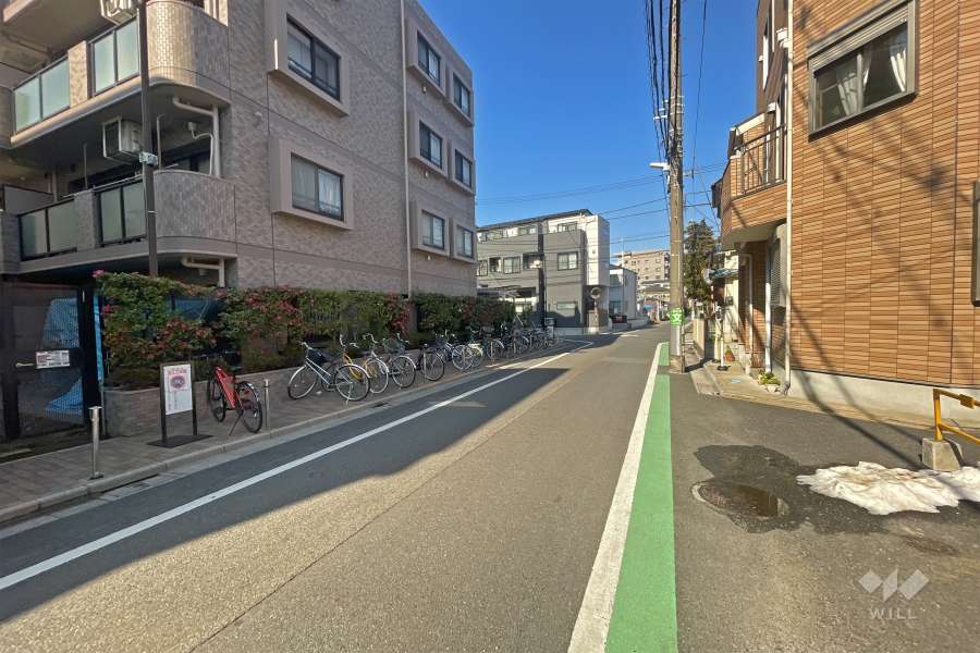 敷地東側の前面道路（南側から）