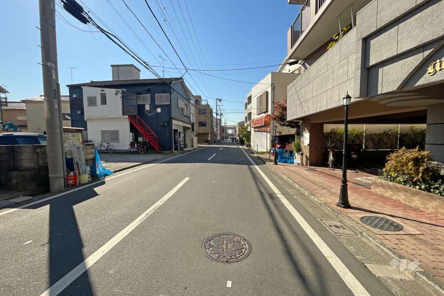 敷地東側の前面道路（北側から）
