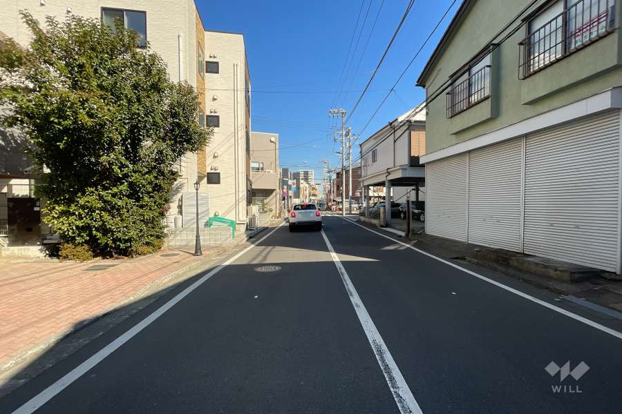 敷地東側の前面道路（南側から）