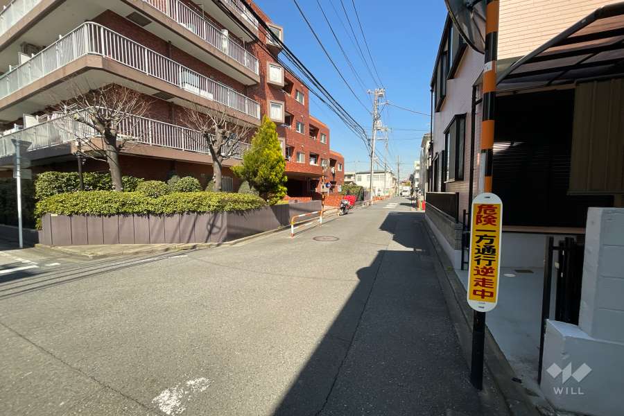 敷地東側の前面道路（南側から）